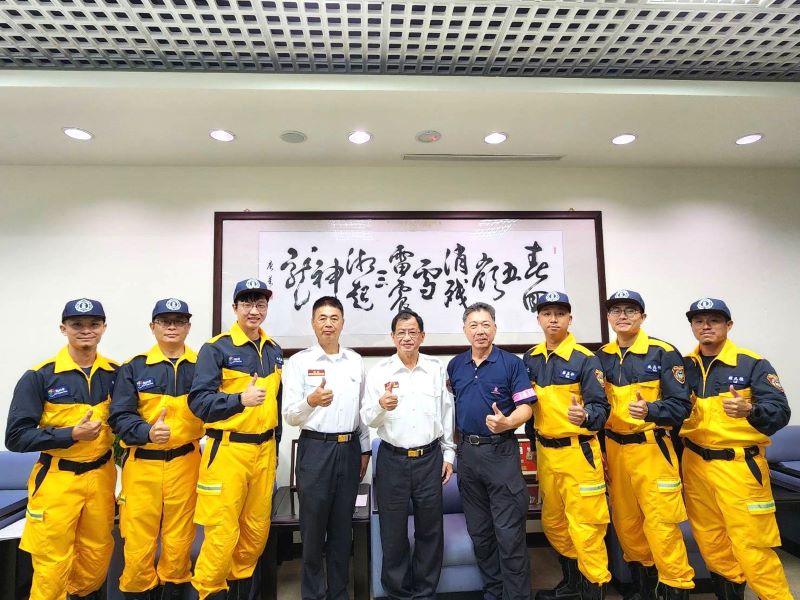 《圖說》新北消防局長陳崇岳(中間位)敘勉參訓人員。〈消防局提供〉