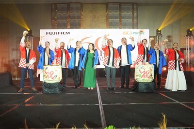 富士軟片商業創新公司高管與嘉賓在清酒鏡開儀式上舉杯同慶