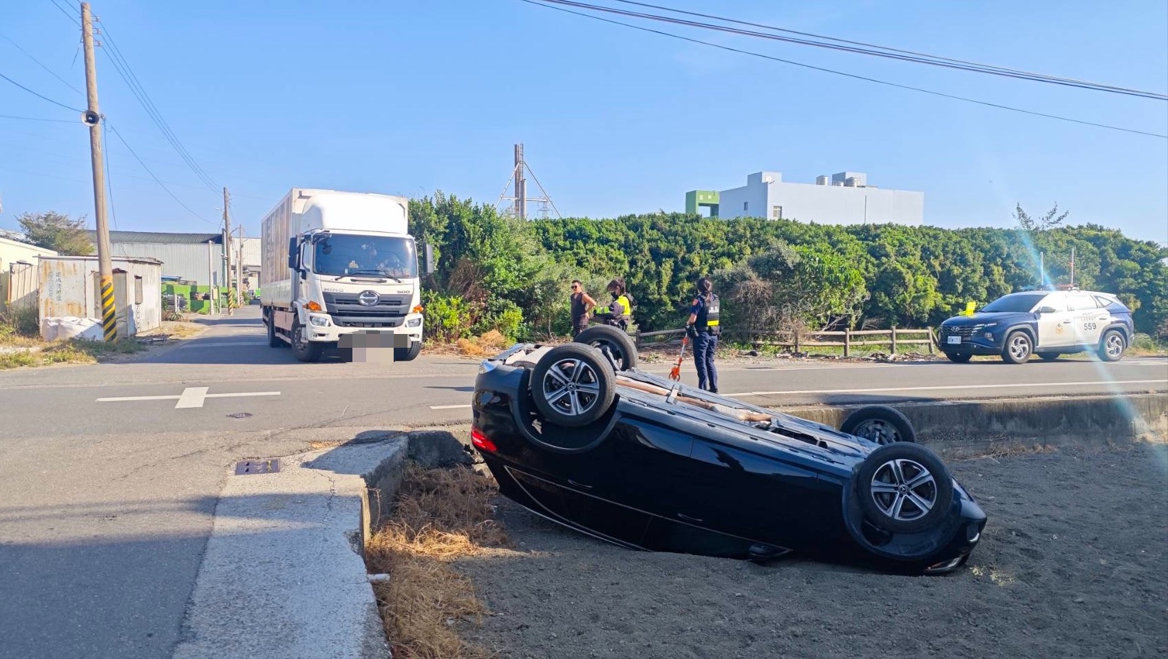 (有影片)/十字路口驚魂!賓士休旅車誤判路況「倒栽蔥」掉田 - https://www.watchmedia01.com