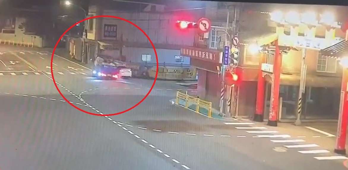 【有片】監視器狂震!平鎮小貨車、轎車路口猛撞 整排鐵皮屋遭波及 545h45hw
