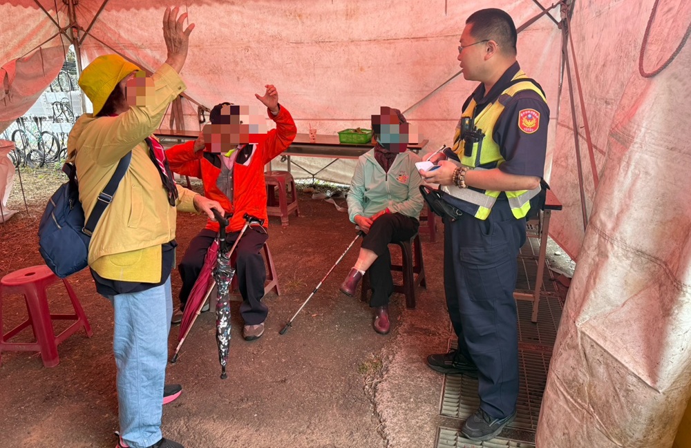 輪椅長者的家屬 - 報新聞 Mega News ▲圖說:輪椅長者的家屬對於警方主動伸援表達滿滿的感謝之意 (圖/台中市政府 提供)