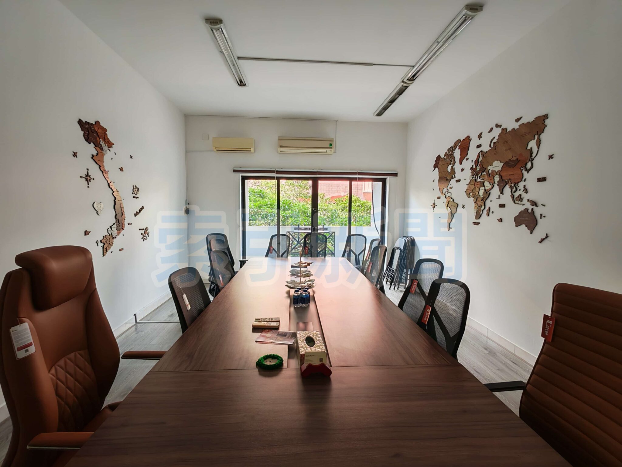 現代化的國際會議室設有世界與越南地圖意象牆，象徵商會連結台灣與東協市場的願景（圖／東協商會拍攝）