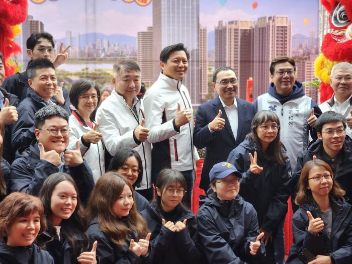 《圖說》侯友宜市長與朱惕之副市長(後排右四)、劉和然副市長(後排右二)，以及工務局長馮兆麟(後排右五)等人出席上梁典禮，與施工團隊合影留念。〈工務局提供〉