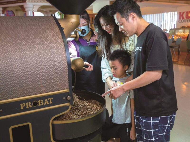 看歌廳秀之餘,一定要到「酷咖啡」品嘗雙冠王咖啡。