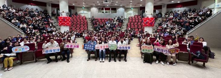 《圖說》新北250位幼兒園園長主任共學 大合照打造「AI減量× SEL增能」的校園文化。〈教育局提供〉