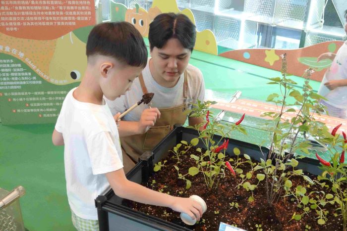 《圖說》新北市「食現未來」食農教育展透過互動遊戲與實作體驗,讓親子認識農漁生產、飲食選擇與環境永續之間的關聯--資料照片。〈農業局提供〉