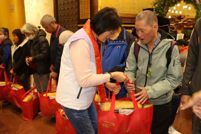 《圖說》社會局長李美珍致贈福袋給福田戶。〈社會局提供〉