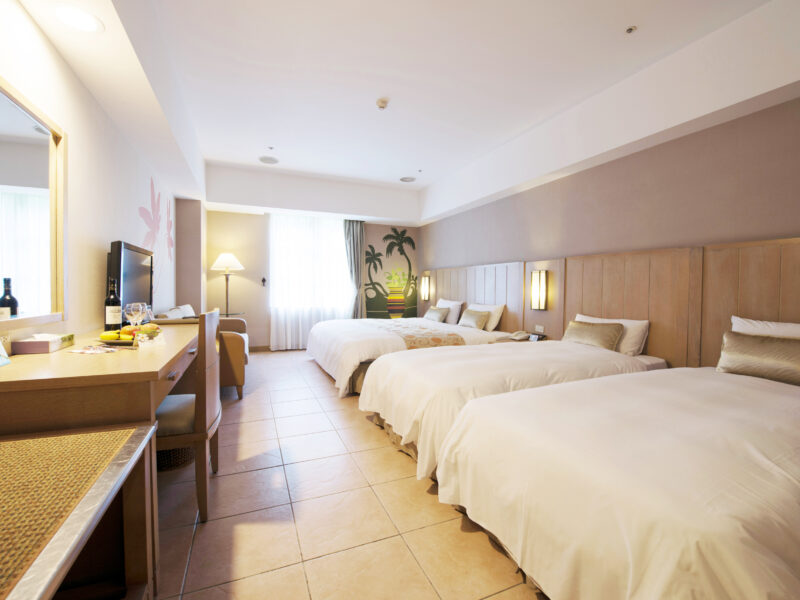 高級客房配置一大二小床,適合全家出遊首選,讓大人徹底放鬆,小孩也能玩得盡興。