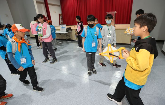 《圖說》在八里區公所體驗綠建築節能設計，並現場操作建築能效EUI計算。〈環保局提供〉