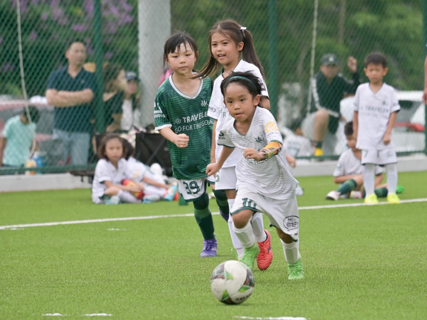 圖 小小足球員在球場上全力奔馳-展現臺中深耕基層足球-從小扎根的成果 記者王偉翻攝