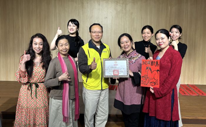 《圖說》台北崑曲研習社由韓昌雲社長(右二)帶領的書畫及崑曲老師們為板橋榮家長輩揮毫,榮家副主任劉汝俊代表回贈感謝狀。〈板橋榮家提供〉