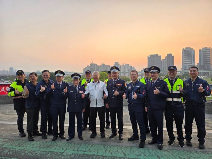 《圖說》方仰寧〈中〉慰勉三重分局機動派出所執勤同仁,感謝員警犧牲與家人團聚時光,堅守崗位守護市民安全。〈三重分局提供〉