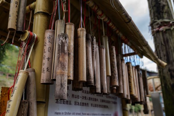 《圖說》漫步菁桐車站與老街間的祈願竹筒牆讓大家在濃厚懷舊氛圍中迎接新年，充分體驗山城輕旅行的魅力--圖為菁桐祈願竹筒資料照。〈觀旅局提供〉
