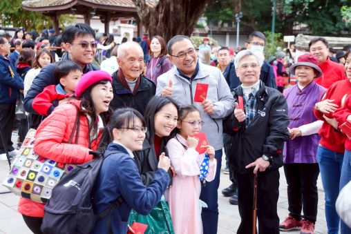 《圖說》國定古蹟林本源園邸於今日大年初二開園，市長侯友宜前往林本源園邸發放馬年福袋。〈文化局提供〉