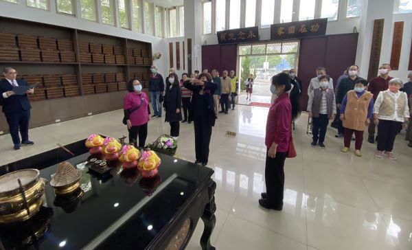 《圖說》板橋榮家除夕祭祖儀式莊嚴肅穆。〈板橋榮家提供〉