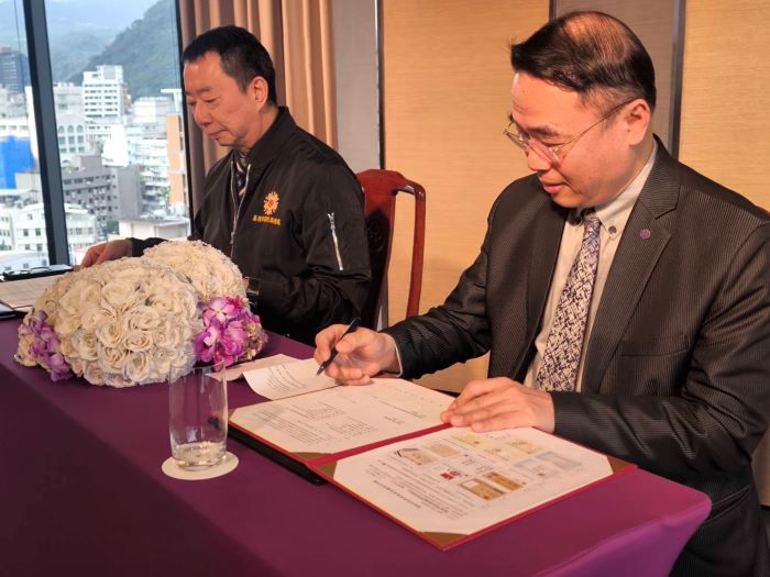 《圖說》基隆榮服處長方正（左）與山形閣代表李招賢協理（右）簽署特約商店儀式。〈基隆榮服處提供〉