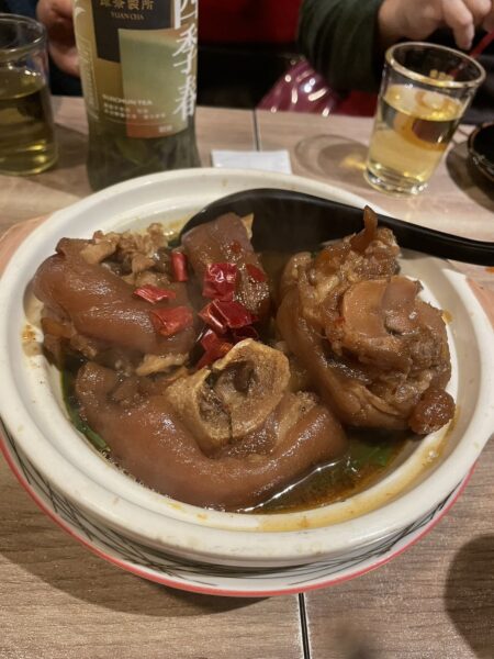 慢火滷製的豬腳色澤油亮，皮Q肉嫩、鹹香入味，展現傳統功夫料理的細膩層次。