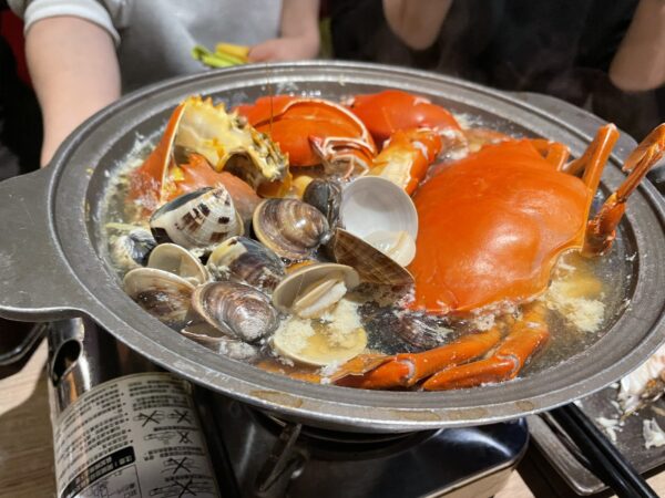 嚴選肥美大沙公，搭配蔬菜與海鮮慢火熬煮，完整鎖住海味精華。圖/朱立君攝