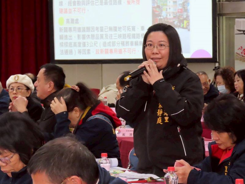《圖說》新埔里長陳芷庭為里民服務於里內設置銀髮俱樂部，反應核銷議題。〈民政局提供〉