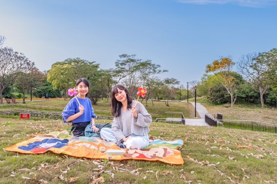 《圖說》溪洲公園保留大片綠地,提供民眾野餐、活動、賞景、親近大自然。〈高灘處提供〉