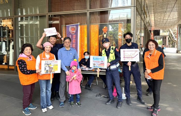 《圖說》海山警「機動派出所」,加強反詐騙、反毒品、防搶、防竊、防盜等犯罪預防宣導。〈海山分局提供〉