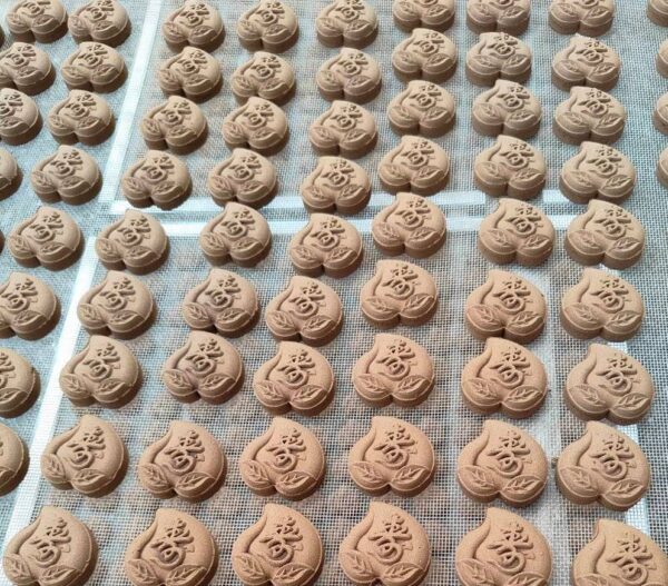 四十餘年守一縷香氣 香師曾老師融合傳統與創新續寫製香新篇章。圖/香師曾老師