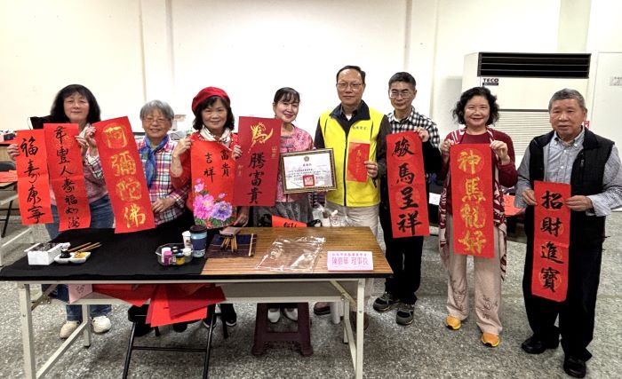 《圖說》台北市長春書畫學會由陳碧華理事長(左4)帶領的書畫老師們為板橋榮家長輩揮毫,榮家副主任劉汝俊〈右四〉代表回贈感謝狀。〈板橋榮家提供〉