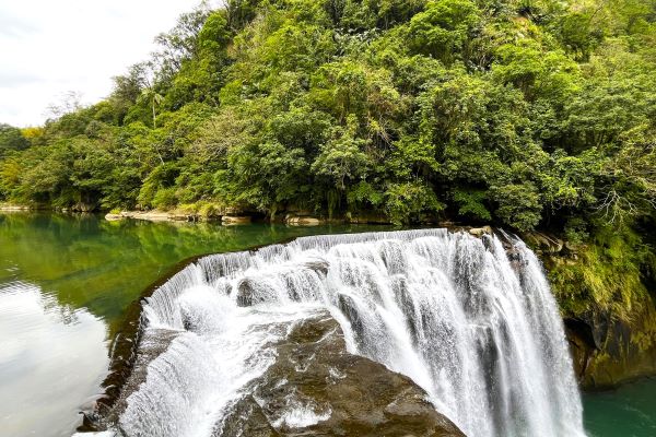 《圖說》到十分瀑布可欣賞壯闊的自然景觀，感受山林間的春意盎然，寓意「好運奔流不息，福旺喜迎新春」--圖為十分瀑布資料照。〈觀旅局提供〉