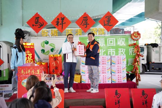 《圖說》侯友宜市長致贈象徵大吉大利的橘子。〈環保局提供〉