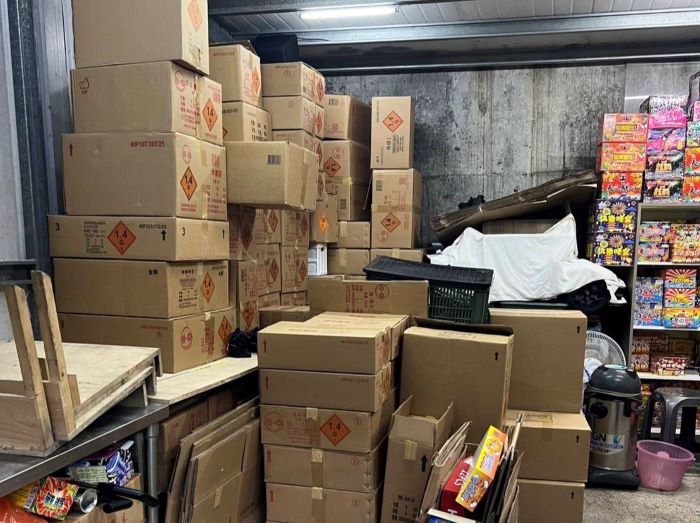 《圖說》萬里一處鐵皮建築倉庫逾1700公斤的各式爆竹煙火。〈消防局提供〉