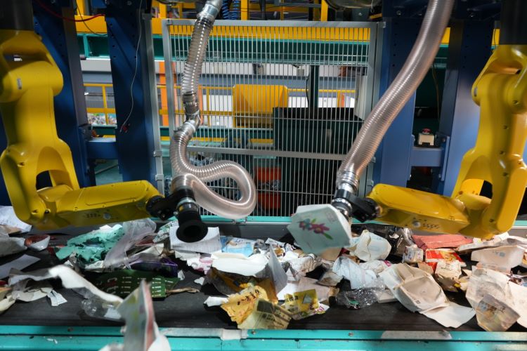 《圖說》AI智能分撿手臂精準分選資源物。〈環保局提供〉