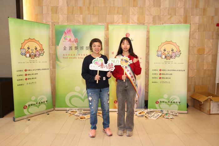 《圖說》新北市土城區清水高中附設國中9年級的戴婕瓴，與生病的媽媽一起出席全國普仁獎頒獎典禮。（靈鷲山佛教教團提供）