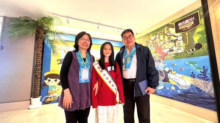 《圖說》桃園市百吉國小林菡萱，與校長王連進、導師陳春美分享得獎喜悅。（靈鷲山佛教教團提供）