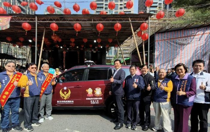《圖說》副市長朱惕之代表市府，接受深丘福德宮捐贈勘災指揮車。〈民政局提供〉