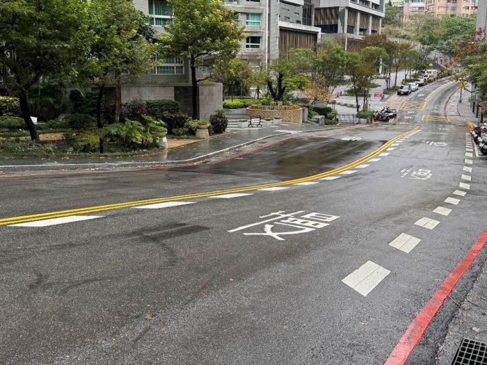 《圖說》印象法蘭社區用戶接管完工後，社區前道路恢復平整。〈水利局提供〉