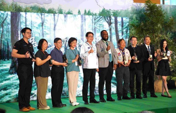 《圖說記者會現場頒發由回收大理石粉末製作的環保感謝獎座,表揚59家積極參與植樹行動之企業、團體及學校。〈農業局提供〉