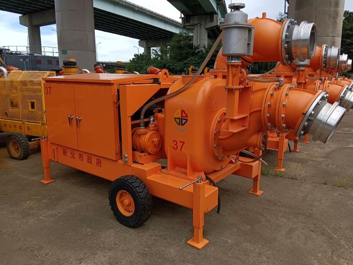 《圖說》針對地勢低漥及易積淹水處+80台移動式抽水機已保養完成全面備戰。〈水利局提供〉