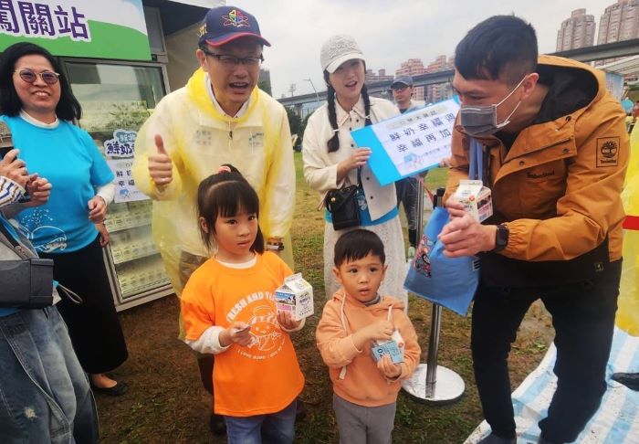 《圖說》鮮奶幸福週，幸福再加一：張明文局長致贈野餐日第一瓶鮮奶。〈教育局提供〉