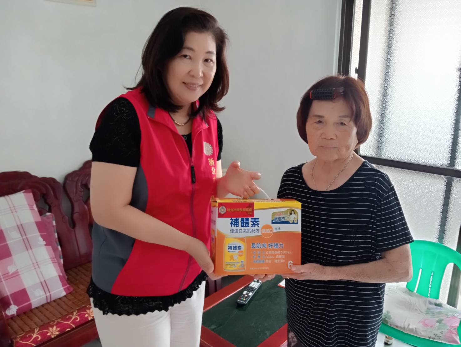 《圖說》新北市榮服處總幹事吳曉慧（左）訪視楊阿姨(右)，關懷並致贈營養品。〈新北榮服處提供〉