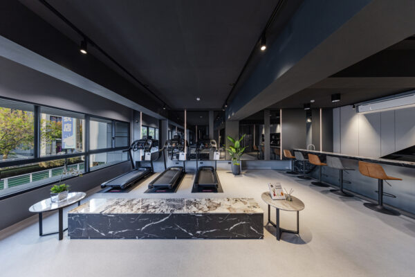 「皇逸居」公設空間規劃，結合健身設施與休憩吧檯，打造兼具運動與社交機能的現代質感生活場域。圖/業者提供