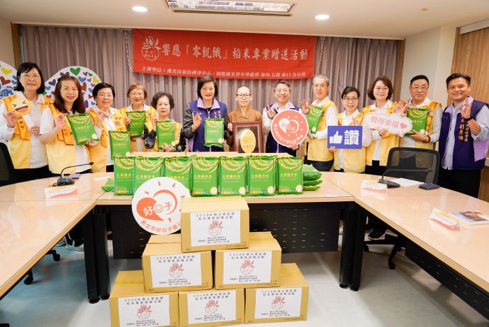 《圖說》佛光山泰山禪淨中心響應零飢餓專案， 捐贈1,866公斤白米護持農民溫暖弱勢，中右二社會局主秘黃逢明。〈社會局提供〉