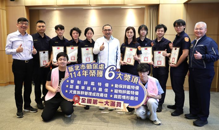 《圖說》侯友宜市長表揚三重分局、永和分局、新店分局、蘆洲分局、中和分局、淡水分局、汐止分局及海山分局,右一警察局長方仰寧。〈動保處提供〉