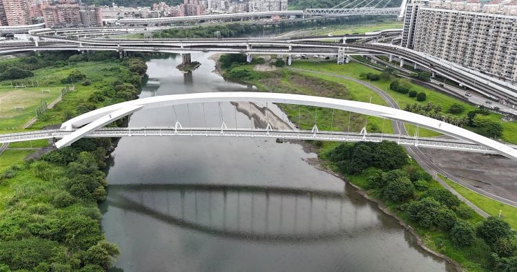 《圖說》陽光橋完成全面清洗後,橋體鋼構及表面髒污已清除,景觀品質明顯提升。〈高灘處提供〉