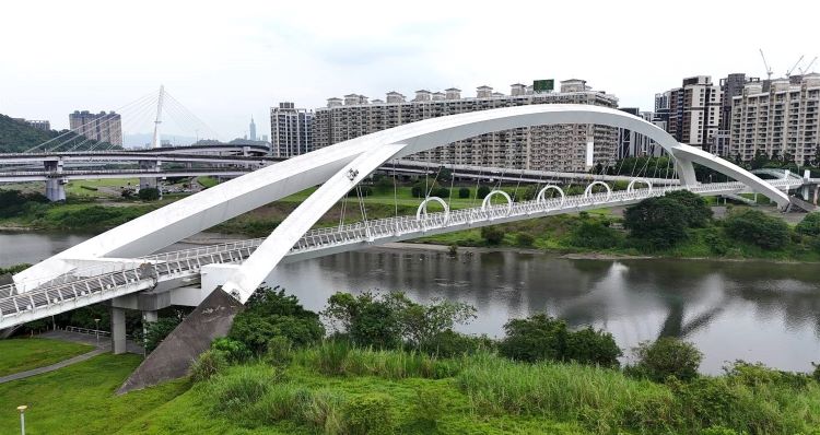 《圖說》陽光橋清洗完成,橋梁外觀恢復明亮整潔,打造優質河濱休憩空間。〈高灘處提供〉