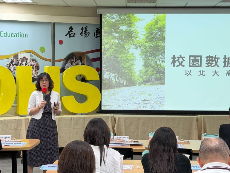 《圖說》《AI行政智慧轉型實踐手冊》,將行政人員角色由「執行者」提升為「流程設計者」,有效減輕負擔並強化教學支持。〈教育局提供〉