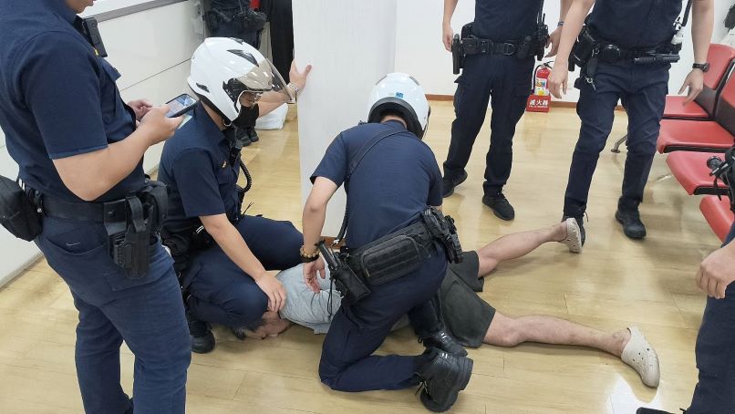 《圖說》嫌疑人得手後坐在大廳等候區從容數鈔票,警方獲報後迅速到場,僅花30秒便將人制伏逮捕。〈板橋分局提供〉