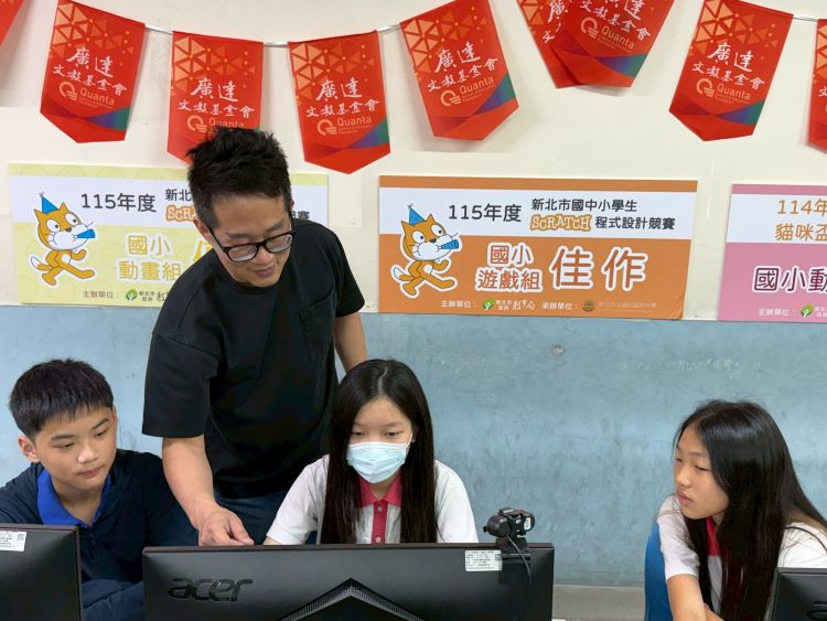 《圖說》親師生攜手逆襲封王!板橋區中山國小在陳世倫老師引領與家長全力支持下,帶領中山國小A隊獲得校園競賽冠軍。〈衛生局提供〉