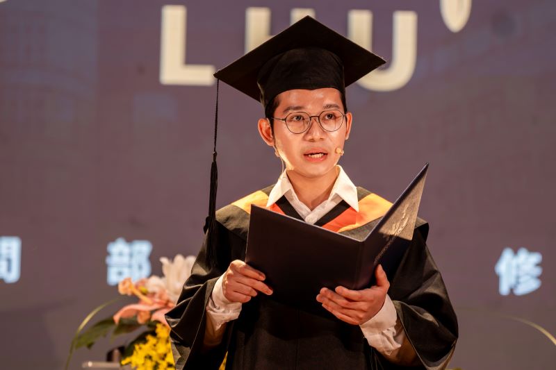 《圖說》僑生代表、電子工程系陳錦海同學於畢業典禮中分享在台求學的成長歷程,感謝師長一路以來的關懷與支持。〈龍華科大提供〉