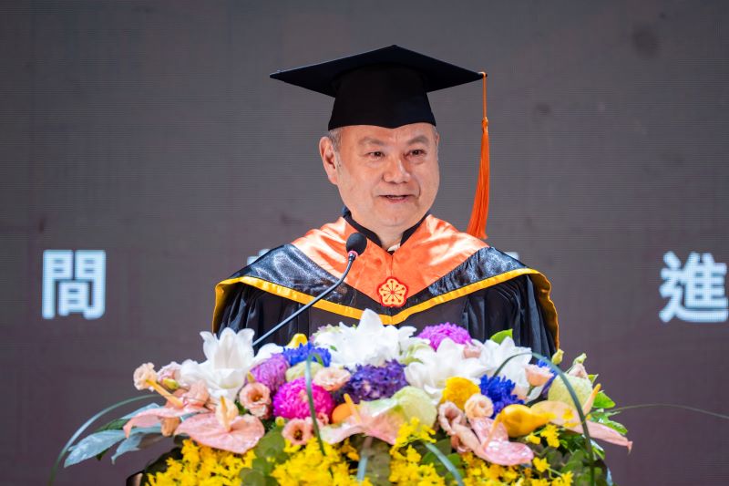 《圖說》龍華科技大學校長葛自祥於畢業典禮中勉勵畢業生善用AI工具、培養終身學習能力,成為具備競爭力的「三無」卓越人才。〈龍華科大提供〉