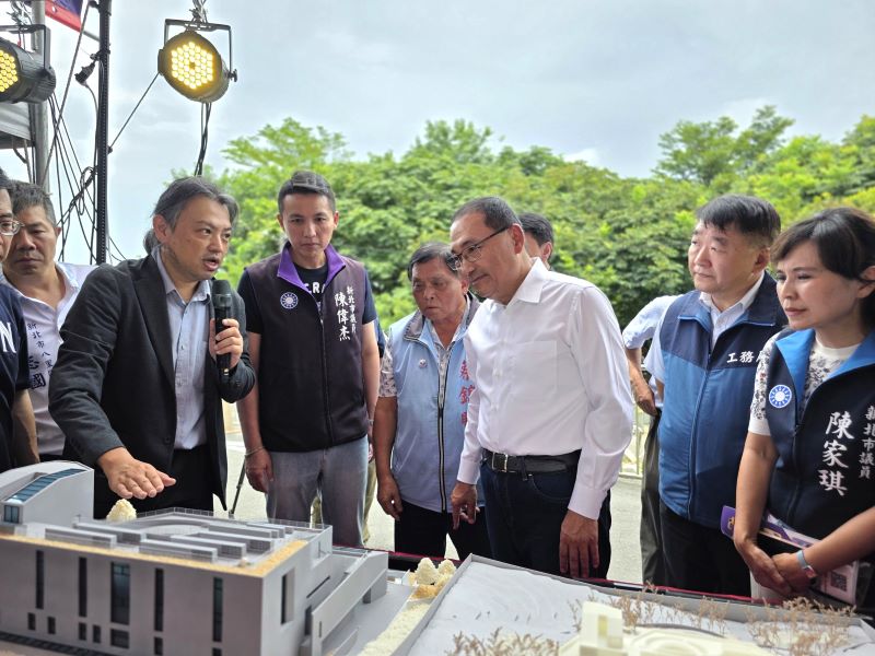 《圖說》侯友宜市長觀看八里第二納骨塔的建物模型,建築師從旁解說。〈工務局提供〉